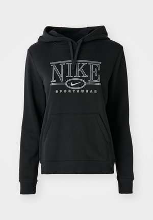Zwarte Nike hoodie met een trekkoord capuchon, vooraan een kangoeroezak en een opvallend wit logo met de tekst "SPORTSWEAR". Zachte stofstructuur.