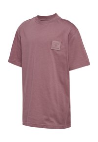 Camiseta de manga corta en algodón de color malva empolvado con un parche cuadrado en relieve en el pecho que presenta un logo. Cuello redondo simple y corte recto.