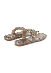 Sandalias de dedo de color plateado metálico con un adorno decorativo de joyas, suela plana y diseño de punta cuadrada.