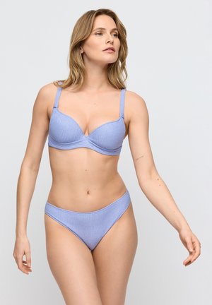 Jasnoniebieski prążkowany komplet bikini, składający się z usztywnianego stanika z regulowanymi ramiączkami oraz dopasowanych fig typu hipster, wykonany z elastycznego materiału.