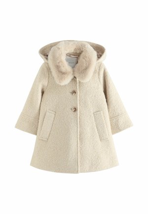 Manteau enfant en laine beige avec col en fourrure duveteuse, deux poches avant, fermeture par boutons et capuche fixée.