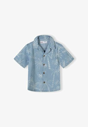 Svetlomodrá krátka košeľa na gombíky s potlačou bielych paliem a hnedými gombíkmi, s uvoľneným golierom a štítkom vo vnútri goliera.