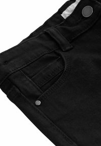 Svarta denimjeans med en klassisk skärning, en framknäppning med knapp och en liten framficka med silverdetalj.