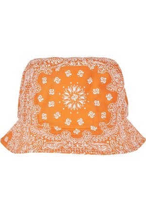 Cappello a secchiello arancione realizzato in tessuto di cotone, caratterizzato da intricati motivi paisley bianchi, con una visiera larga e una corona strutturata.