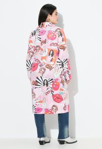 Lang roze jasje bedekt met verschillende pop-art grafieken, waaronder lippen en vrouwen, met een relaxte pasvorm, brede kraag en lange mouwen.