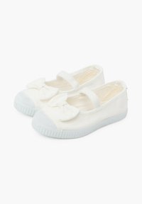 Bailarinas de tela blanca con un acento de cinta en la punta y suela de goma. Presenta una correa estilo Mary Jane para un ajuste seguro.