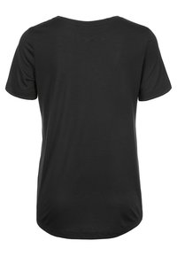 Černé tričko s krátkým rukávem, kulatým výstřihem, vyrobené z hladkého materiálu, volný střih, zadní pohled ukazuje zakřivený lem na spodní části.