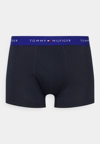 Temno modri bokserki z teksturirano tkanino. Imajo kontrastni vijolični pas z natisnjenim logotipom "TOMMY HILFIGER" v beli barvi.