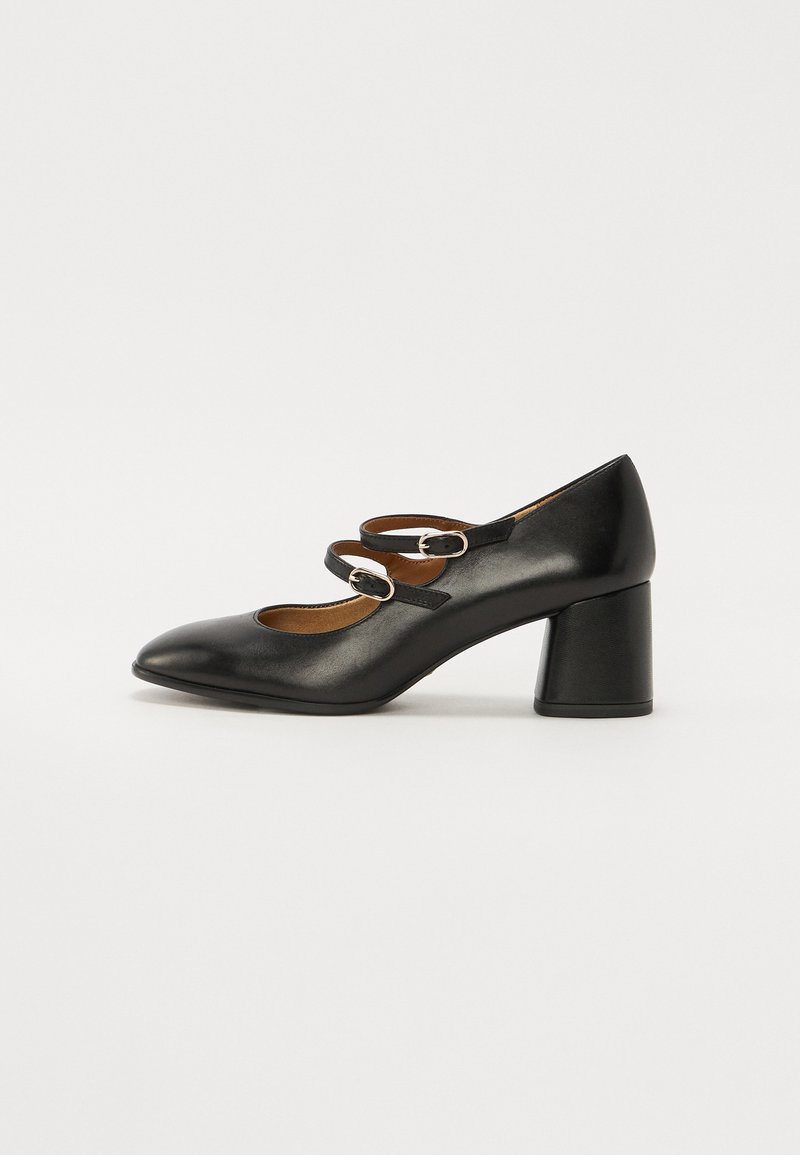 Tacco in pelle nera con punta affusolata e due cinturini alla caviglia. Presenta un tacco quadrato e una superficie liscia. Design minimalista senza decorazioni visibili.