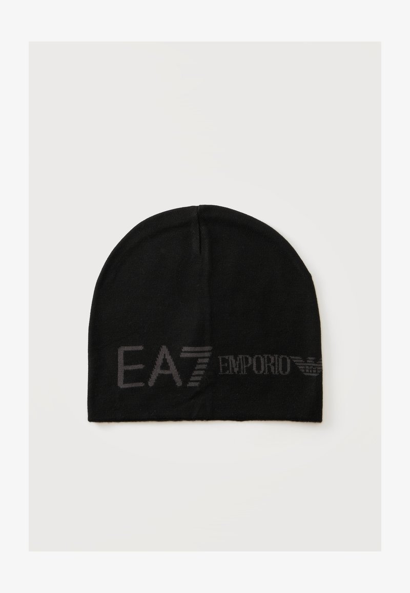 Черна плетена шапка с дискретен тъмно сив текст и емблема на логото EA7 Emporio Armani от предната страна в центъра.