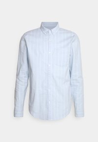 Jasnoniebieska koszula z długim rękawem w białe pionowe paski, z kołnierzykiem zapinanym na guziki, jedną kieszenią z przodu i gładką bawełnianą fakturą.