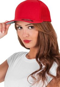 Căciulă de baseball roșie cu vizieră gri, având un design structurat și spate din plasă. Modelul atinge căciula, purtând un tricou alb.