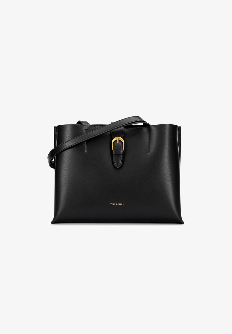 Sac à main en cuir noir au design structuré, avec une boucle dorée et une longue bandoulière. Logo imprimé à l'avant.