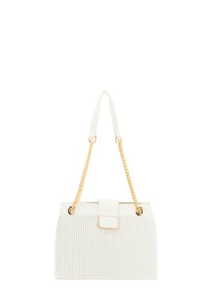 Weißes plissiertes Handtasche mit strukturiertem Verlauf, goldfarbener Kettenriemen und rechteckigem Verschluss. Glatte Textur mit horizontalen Linien.