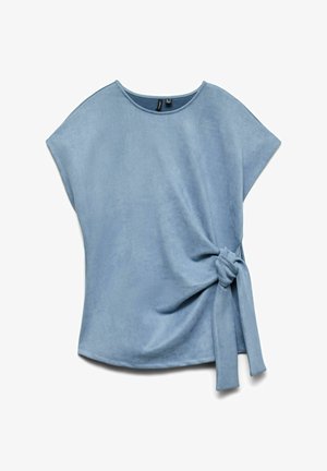 Lyseblå top med korte ærmer lavet af blødt stof, med en knude-detalje på siden og en rundet halsudskæring.