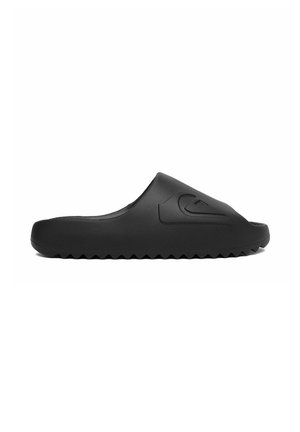 Sort slip-on slide sandal med riflet sål og præget logo på overdelen, vist fra siden på hvid baggrund.