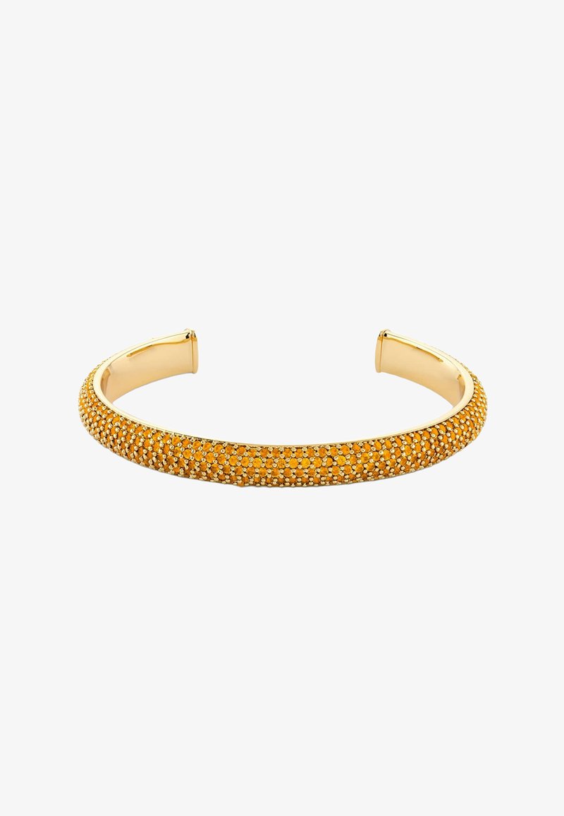 Bracelet manchette ouvert en ton or avec surface texturée et petites pierres jaunes incrustées.