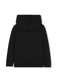 Haut à capuche noir en tissu doux, doté d'une grande capuche, de manches longues et de poignets élastiques, avec une texture lisse et un design minimaliste.