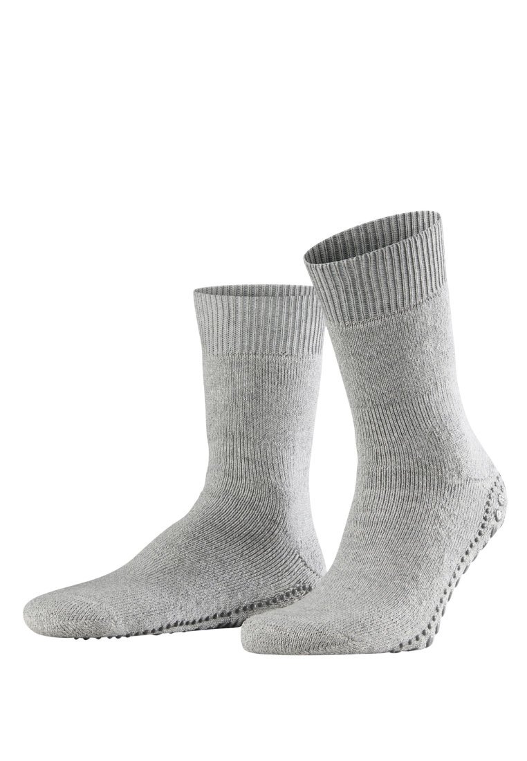 Calcetines grises de punto con puños acanalados, que cuentan con suelas texturizadas antideslizantes y un diseño de puntera sin costuras para mayor comodidad y estabilidad.
