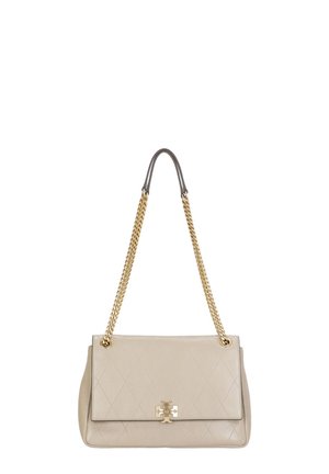Borsa a tracolla in pelle beige trapuntata con patta pieghevole, tracolle a catena dorata e fibbia con logo dorato al centro davanti.