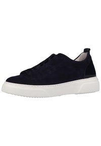 Baskets slip-on en daim bleu foncé avec une épaisse semelle blanche et un accent en cuir verni noir au talon.