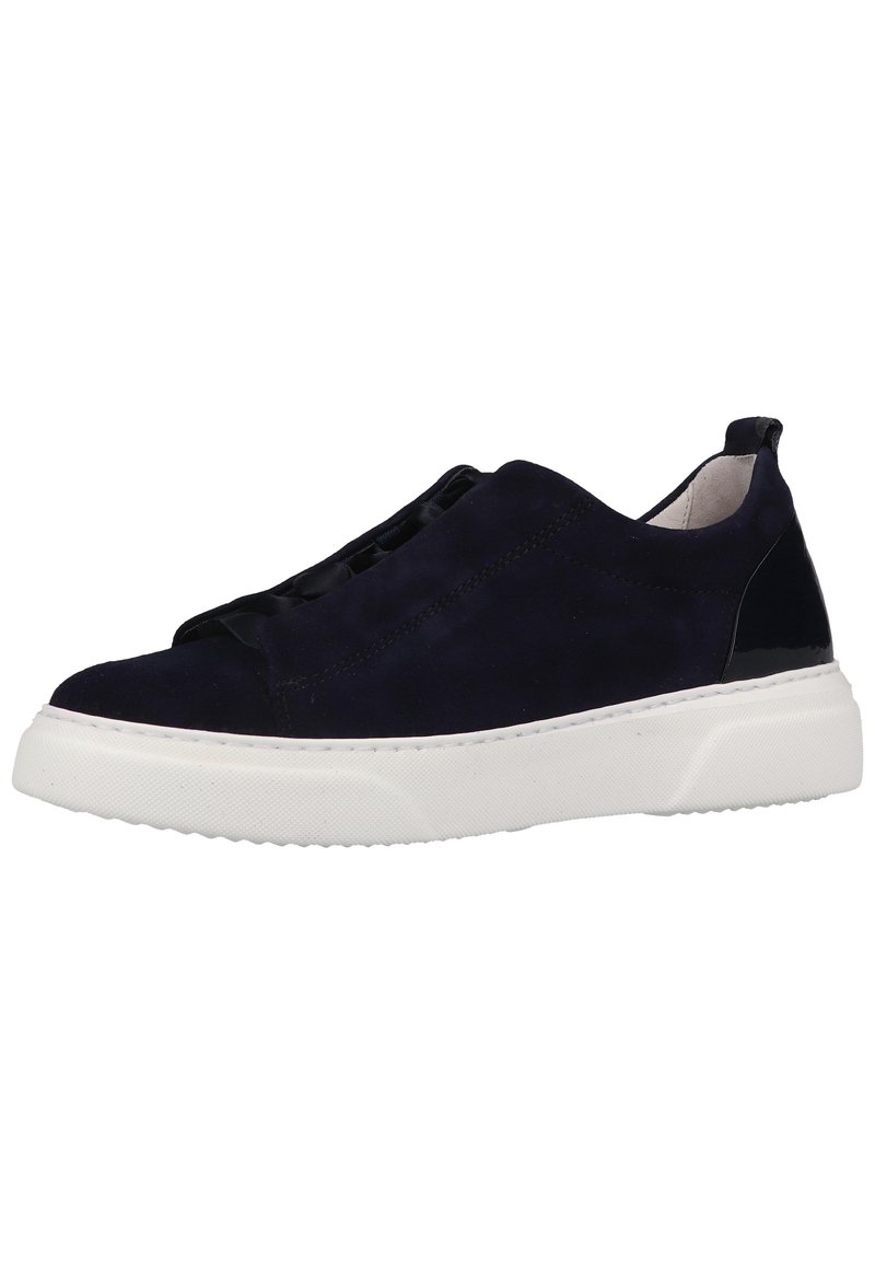 Baskets slip-on en daim bleu foncé avec une épaisse semelle blanche et un accent en cuir verni noir au talon.