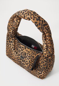 Sac à main imprimé léopard avec un corps structuré, une poignée rembourrée et un compartiment zippé. Présente un petit logo et des accents noirs contrastants.