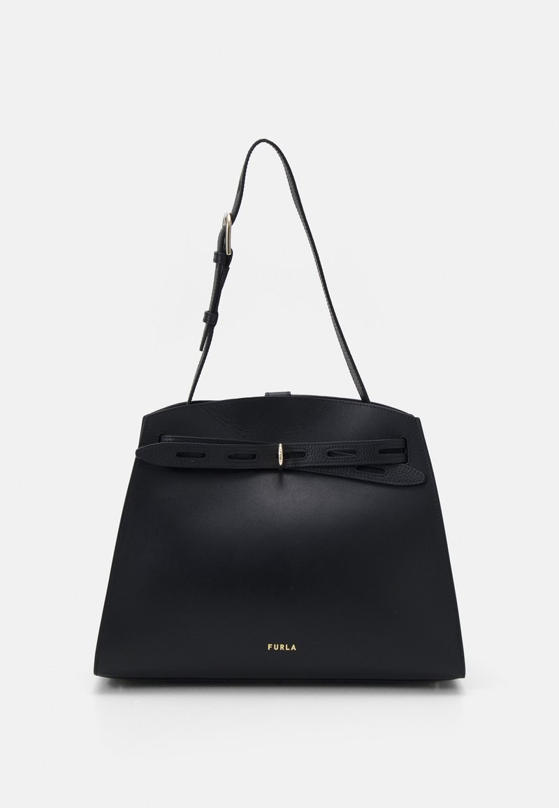 Sac à main Furla en cuir noir avec bandoulière réglable et détail ceinture décorative à l'avant sur fond blanc.