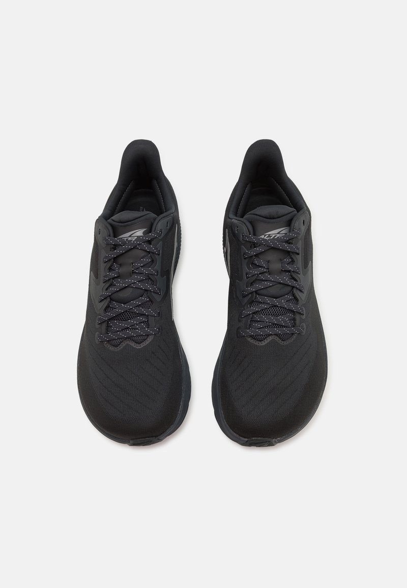 Zapatillas de running negras con un upper texturizado, que cuentan con un diseño de cordones, puntera reforzada y suela ligera. Presentan acentos reflectantes.