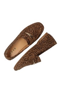 Brązowe mokasyny zamszowe w panterkę, z ozdobą w złotym kolorze na wierzchu. Płaska podeszwa z zaokrąglonym noskiem.