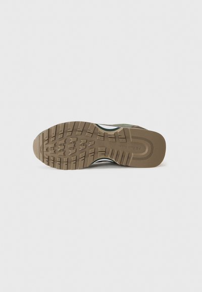 Talpa de sneaker cu un outsole din cauciuc texturat de culoare maro, cu modele de profil adânc, completată de un design superior în nuanțe de verde și gri.