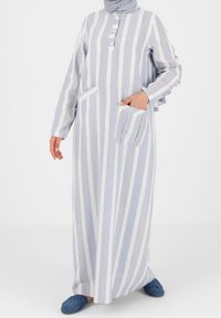 Hellblau-weiß gestreiftes langes Kleid mit knöpfbarem Ausschnitt, langen Ärmeln, seitlicher Tasche und lockerer Passform.