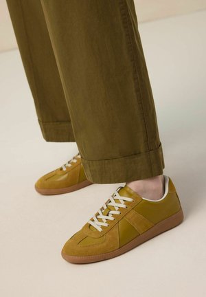 Sneakers laag - dunkelgelb
