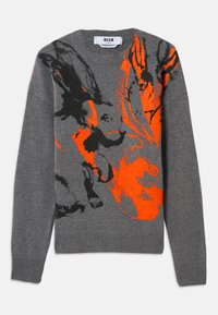 Grå strikket sweater med et kontrasterende orange og sort abstrakt design. Rund hals og ribbede manchetter og kant. Blød tekstur.