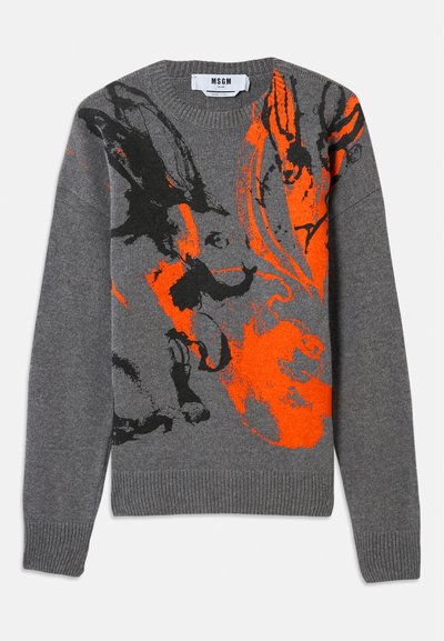 Grau gestrickter Pullover mit einem kontrastierenden, orange-schwarzen abstrakten Design. Rundhalsausschnitt und gerippte Bündchen sowie Saum. Weiche Textur.