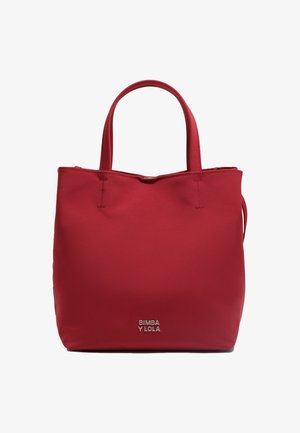 Czerwona torba na ramię wykonana z gładkiego materiału. Posiada dwa uchwyty i subtelne logo. Prosty design z otwartą górą i bez widocznych zapięć.