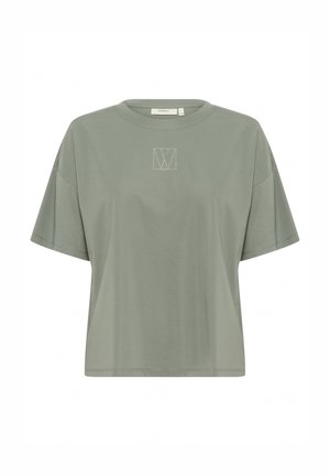 Maslinasto zelena majica kratkih rukava od mekog materijala, s kvadratnim logotipom u kontrastnim šavovima na središnjem prednjem dijelu.