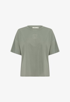 Olivgrön kortärmad t-shirt i ett mjukt tyg, med en fyrkantig logotypdesign i kontrasterande sömmar mitt på framsidan.