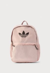 Rožinė kuprinė iš tvirtos medžiagos, priešakyje juodas logotipas, su užtrauktukais užsegamos kišenės ir viršuje rankena patogiam nešiojimui.