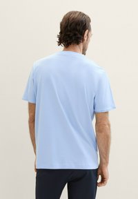 TOM TAILOR MIT TEXT - T-shirt med print - windsurf blue