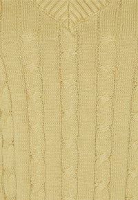 Suéter de punto amarillo con un patrón de cable texturizado, diseño de cuello en V y detalles acanalados a lo largo del escote y los lados.