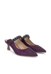 Fioletowe szpilki typu slingback z szpiczastym noskiem, ozdobione biżuteryjnym paskiem i teksturowanym wierzchem z drobnymi wycięciami.