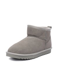 Szare zamszowe botki za kostkę z zaokrąglonym noskiem, wyszywanymi akcentami oraz gumową podeszwą z unerwieniem. Miękka wyściółka widoczna na górze.