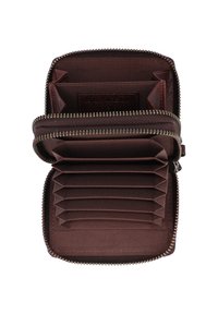 Cartera de cuero marrón con cierre de cremallera, múltiples compartimentos para tarjetas y un interior de tela suave. Presenta el logo de la marca en una pequeña etiqueta interior.