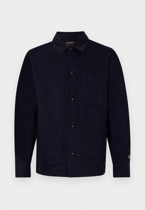 Tamsiai mėlynas mygtukų užsegamas švarkas, pagamintas iš medvilnės, su trumpu apykakle, dviem priekinių kišenių ir maža geltona logotipo detale ant rankovės.