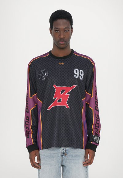 Langarm-T-Shirt aus schwarzem Jersey mit grafischen Designs, einschließlich eines großen roten "B"-Logos, lila Akzenten und einem strukturierten Muster im gesamten Shirt.