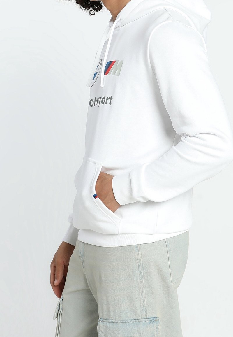 Felpa bianca con cappuccio e tasca frontale, caratterizzata da grafiche del logo BMW M in argento e accenti blu/rossi. Tessuto morbido, polsini e orlo a coste.