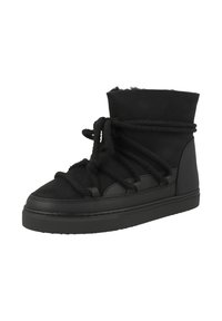 Zapatilla alta negra con parte superior de ante, gruesos cordones de cuerda negros, suela de goma y un acabado ligeramente texturizado.