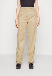 Pantalon beige en coton avec une coupe droite, doté d'une taille mi-haute, de poches avant et de plis subtils pour plus de détails.