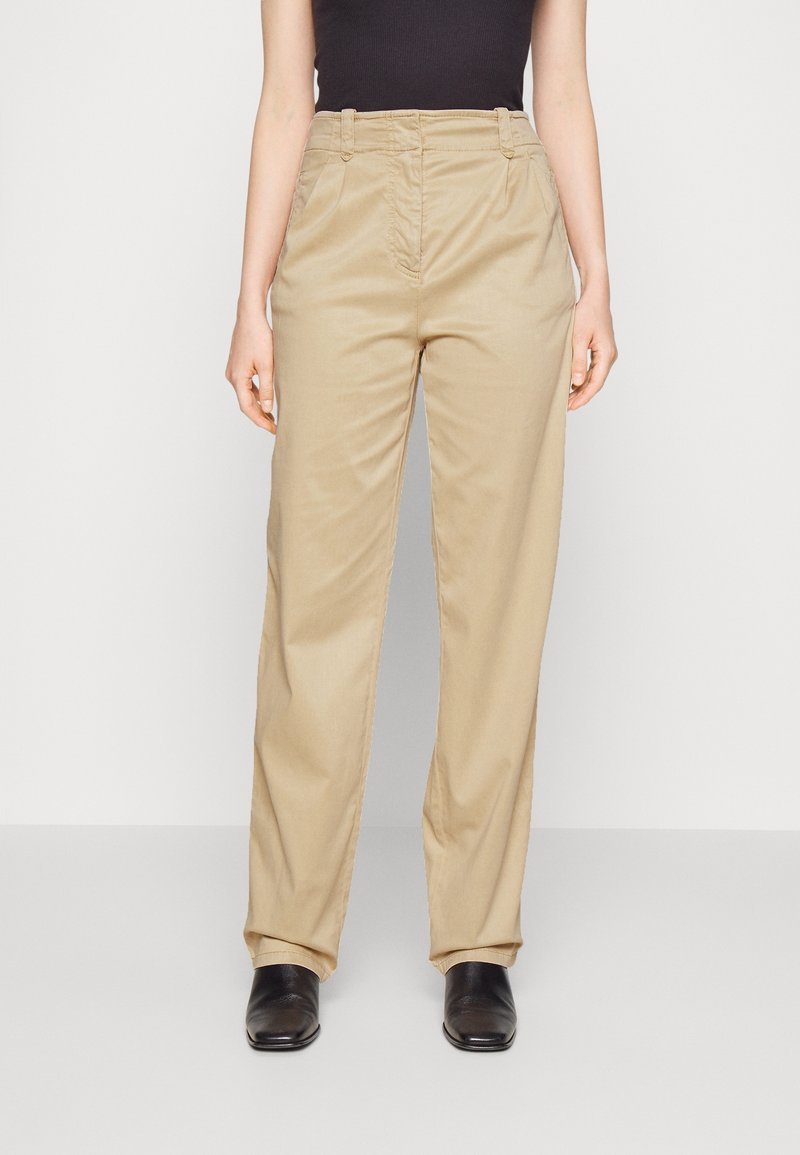 Pantalon beige en coton avec une coupe droite, doté d'une taille mi-haute, de poches avant et de plis subtils pour plus de détails.